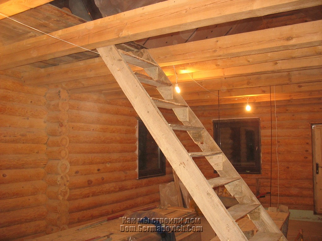 Лестница на второй этаж в деревянном доме.