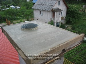 Заливка бетонной покровной плиты дымохода